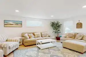 Beau's Beach House, Gloucester