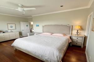 A cozy independent entrance bedroom with a private washroom close to YVR, Richmond