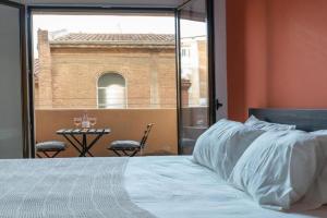 Orange crush Apartments, Barcelona