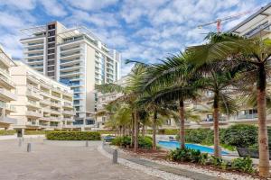 Exclusive Pendergardens Apt with outdoor dining area Apartments, Pembroke