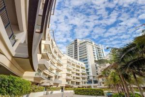Spacious Pender Gardens Apt with private balcony Apartments, Pembroke