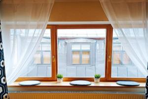 Elegant Old Town Toffee Bliss Apartment, SELF Check-In, Steps from Bus Station, Riga