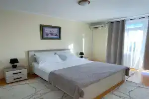 Apartman 200, Ulcinj