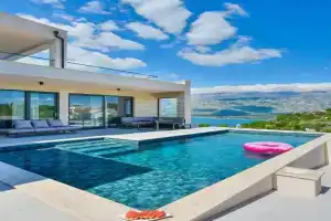 Villa Zariva with pool and panoramic mountain and, Vinjerac