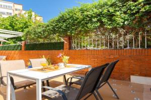 WintowinRentals Close to the beach, Private Terrace & Parking Apartments, Rincon de la Victoria