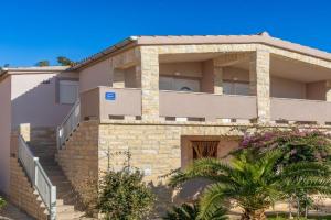 Bojo, No 2 Apartments, Vir