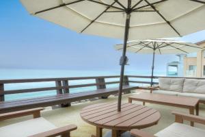 Oceanfront 4BR, Private Beach & Patio, Remodeled Kitchen Guest house, Carlsbad