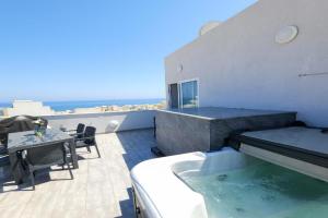 Prestigious & Modern SeaView Penthouse with Private Jacuzzi, Marsaskala