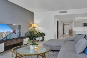 Stunning Beach Resort Large 4BR 3BA Condo 24 FL, Hollywood