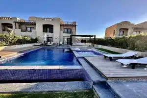 Luxurious Villa with Infinity Private Pool & Jacuzzi over Sabina Island's Lagoon, El Gouna