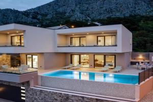Villa Una with heated pool, 1km from the beach, Omis