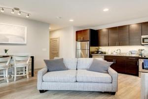 1BR Luxury Apartment With Rooftop Deck & Pool, Baltimore