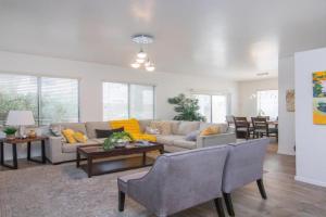 Stylish Home - Low Rates NOW! Guest house, Phoenix