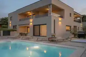 New amazing holiday house with pool, Pomer