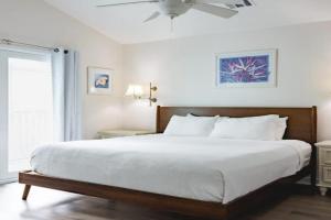 New Casa Caribe by Brightwild- Two-Story Condo Rooftop Pool, Key West