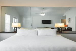 NEW! Villa Positano - Duval Square Condo, Pool, Hot Tub & Parking, Key West