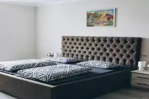 Odnokimnatna dizaynerska poruch z termalnimi vodami Apartments, Berehove