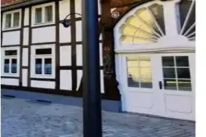 Flair Apartments 'FACHWERK & FLAIR' - Altstadt-Apartment 78 qm für Urlaub oder Geschäftsreise, Innenstadtlage, ruhig, modern, 900 m Bahnhof, 24 Std Check-in, WLAN, Streaming, Küche, Regendusche, 2 x Doppelbett, direkt am neuen Markt in der Altstadt, Herford