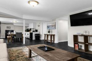10 Mins to Downtown Modern in Magic City- Unit B Guest house, Birmingham