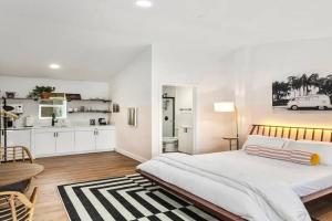 Pulehua Studio suite.hōʻoluʻolu, Chandler
