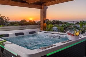 ODYSSEA Top View & Hot Jacuzzi Front Beach Apartments, Kremasti