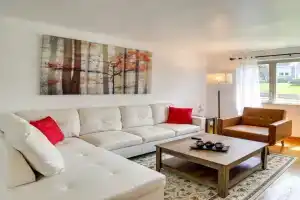 3 Mi to Downtown Home with Balcony! Guest house, Pittsburgh