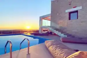 Villa Alexander, Adelianos Kampos