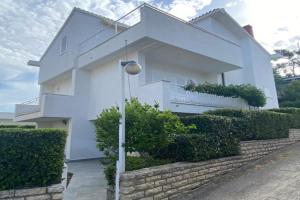 Red Hill Beach House - stunning 3-story residence, Zaboric
