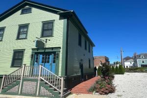 Prime Location! Renovated House! 6 bed4 bath, Newport