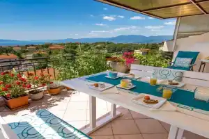 APARTMENT MAGDA with a parking space and sea view, Rijeka