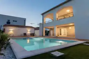 Bernie apartments with a pool, Zadar