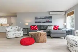 Lovely 2 bedroom suite steps from The beach, Victoria