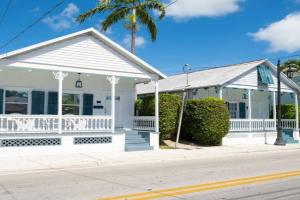 BachelorPARTY HQ for 16-Feet to Duval-Pool-Hot tub Guest house, Key West