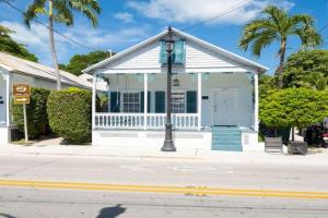 Just steps to Duval- Sleeps 10- Heated Pool House, Key West