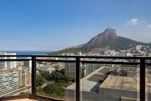 (1806) A 150 Metros da Praia do Leblon com Academia, Arrumação Diária, Vista Mar e Vista para o Cristo Apartments, Rio De Janeiro