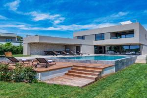 Luxury beachside villa with a pool and a sea view, Bagnole