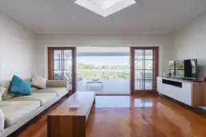 West End Luxury 5B3B Home w Parking and Home Pod Music System M9 Guest house, Brisbane