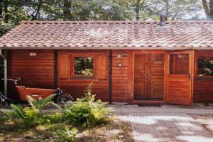 Sfeervol houten huisje met fijne buitenruimte op de Veluwe Guest house, Epe