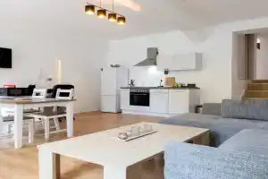 Stay and Work Apartment - 8 single beds - central, Gronau