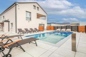 Nice Apartment In With Wifi, Kastel Stari