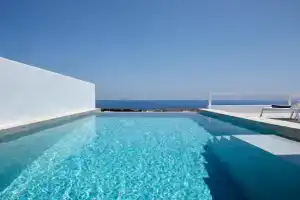 Thadeos Villa with private jetted Pool, Fira