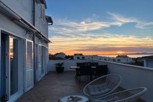 Sea View Family Apartment with Large Terrace & Free Parking, Supetar