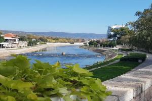 Riverside apartment with private parking, Nis