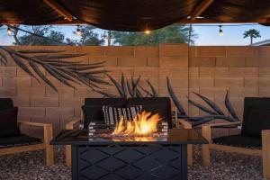 Modern home with Heated pool, ASU Guest house, Phoenix