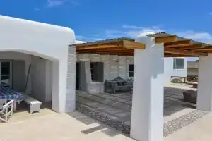 Mykonos 4 bedroom Cycladic home with free parking, Ano Mera