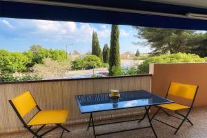 T2 avec terrasse & parking à 5 min du centre, 10 min des plages Apartments, Hyeres