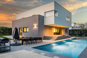 Villa Aida - 4 bedroom luxury villa with large private pool 4K projector and Jacuzzi, Stignano di Pola