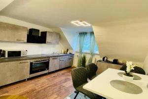 3Room- Central, Modern near MTU- The Tulip by Lakescape FeWos, Friedrichshafen