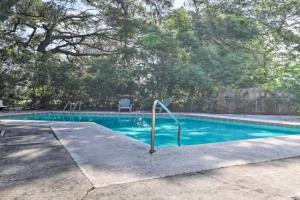 Pool home sleeps 6 with large fenced yard Guest house, Jacksonville