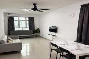 TuR10-Oppesite Pisa Stadium-1min-FoodCourt-MiniMarket Apartments, Bayan Lepas